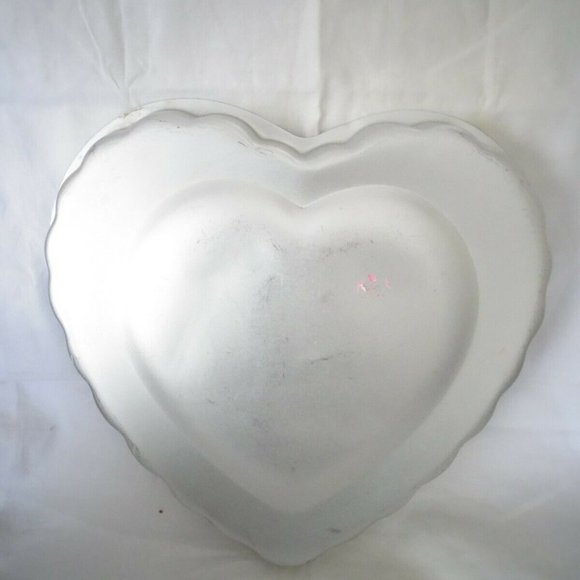 Amscan Fluted Heart Cake Pan - Picture 2 of 2